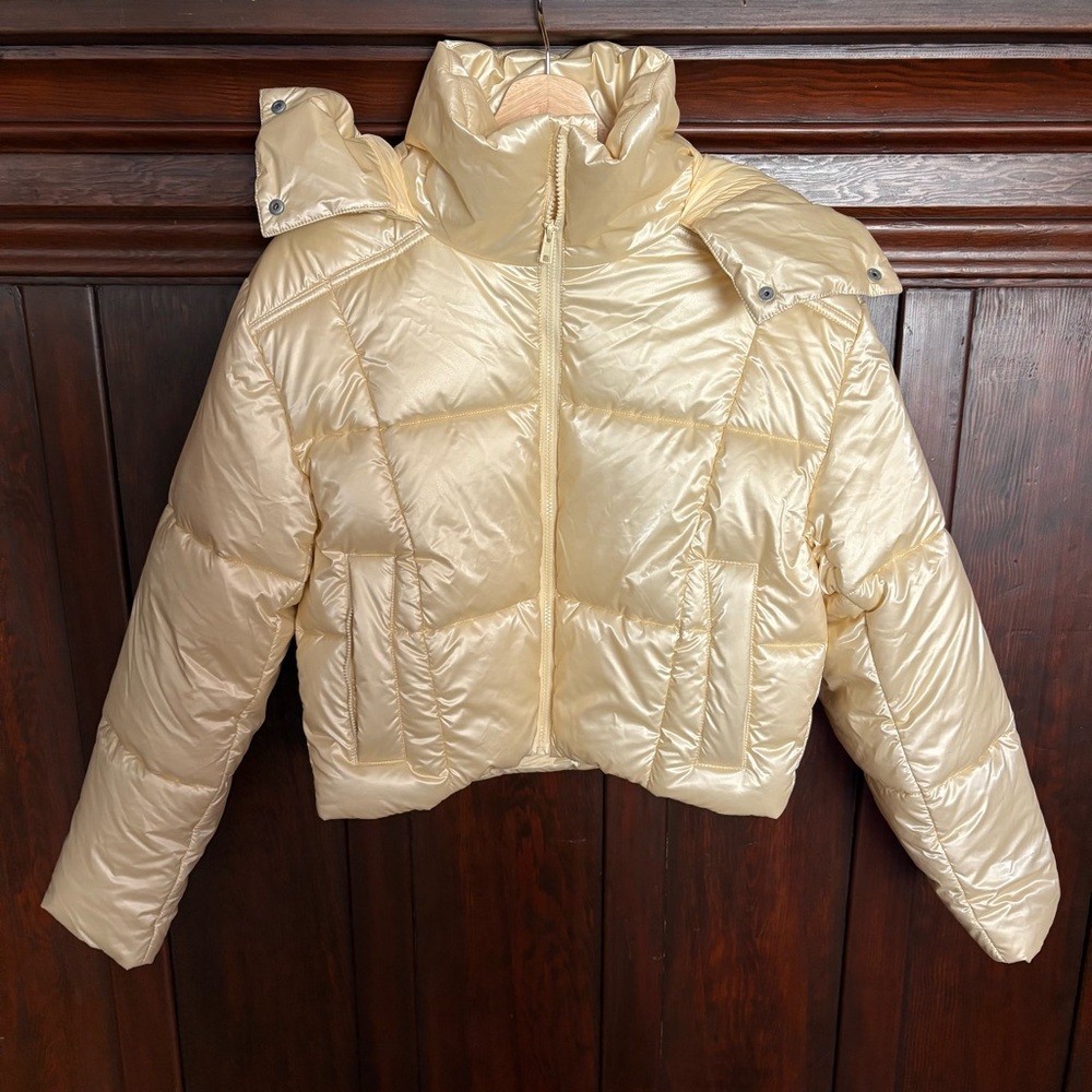 ALO Yoga Pearlized Vanilla Puffer Jacket